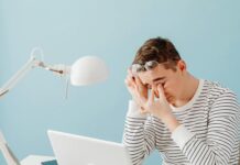 Vì sao mắt nóng rát? Mắt nóng rát do khô mắt khi dùng máy tính – tư vấn Mắt Kính Sài Gòn